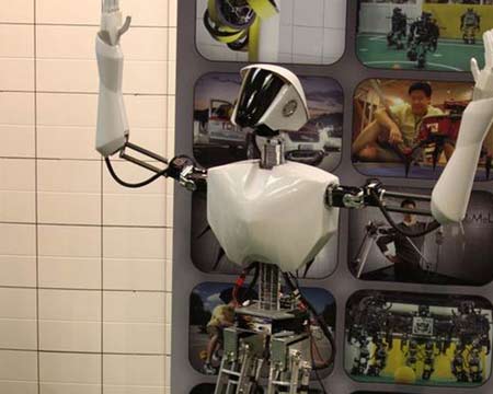 Robot cứu hỏa trên tàu chiến