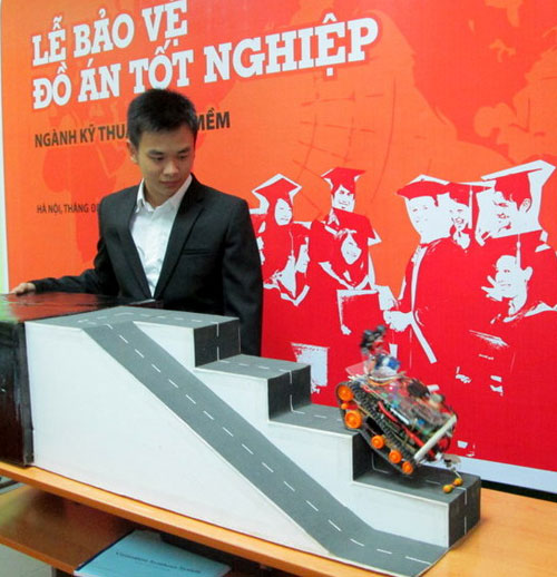 Sinh viên FPT chế tạo robot do thám