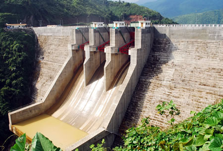 Thủy điện miền Trung ngưng phát điện để cứu lúa