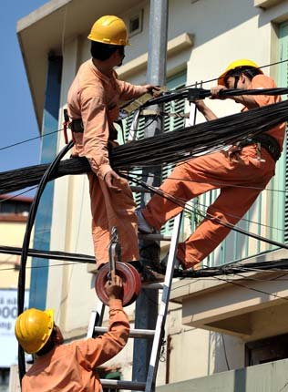 Giá điện và xăng dầu sẽ tăng ở mức kiềm chế